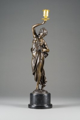 Bild STEHENDE FRAUENFIGUR ALS KERZENLEUCHTER