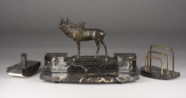 Picture SCHREIBTISCH-GARNITUR MIT EINEM RÖHRENDEN HIRSCH