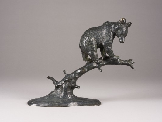 Auktion 155<br>BÄRENJUNGE AUF EINEM BAUMSTAMM