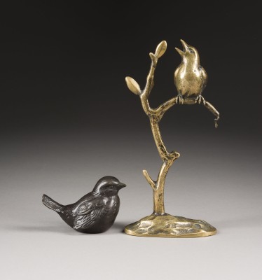 Bild ZWEI VOGELFIGUREN: ROLAND PARIS VOGEL AUF EINEM AST UND BADENDER VOGEL