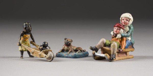 Bild DREI FIGUREN: MUTTER MIT KIND, SCHLITTENFAHRER UND MOPS AUF KISSEN