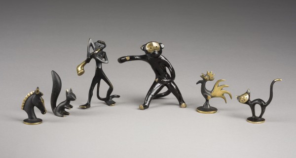 Bild KONVOLUT VON SECHS TIERFIGUREN: KATZE, HAHN, EICHHÖRNCHEN, PFERD UND ZWEI AFFEN