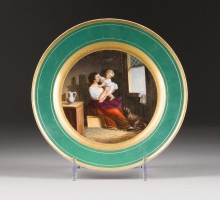 Auktion 156<br>TELLER MIT DER DARSTELLUNG EINER MUTTER MIT DEM KIND