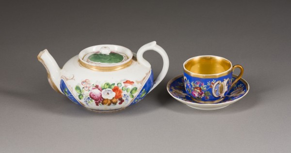 Auction 156<br>TASSE UND UNTERTASSE MIT TEEKANNE