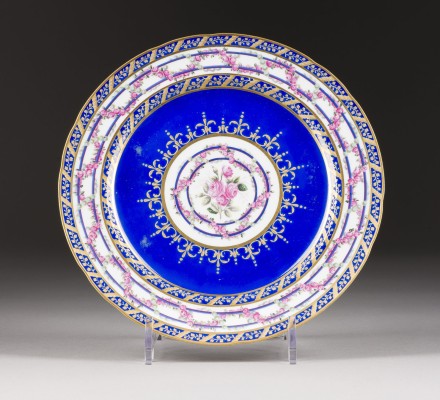 Auktion 156<br>FEINER TELLER MIT FLORALEM DEKOR
