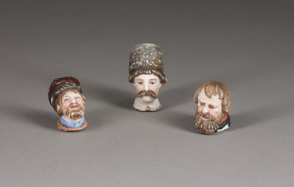 Bild DREI FLASCHENSTOPFEN IN FORM VON BAUERNKÖPFEN