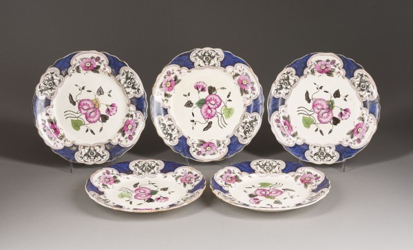 Bild FÜNF TELLER MIT WINDEN-DEKOR