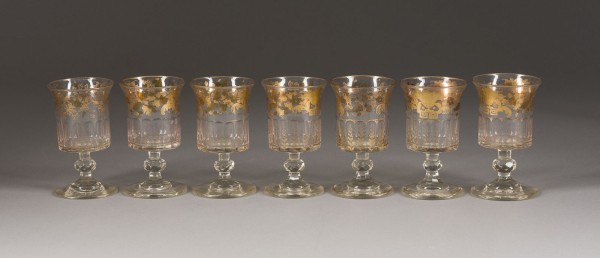 Bild SIEBEN FUSSBECHER MIT FLORALEM DEKOR