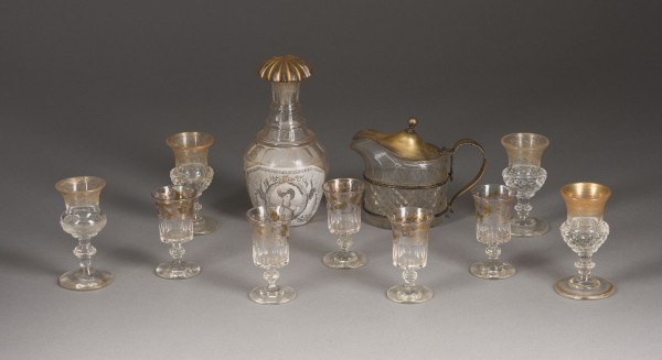 Auction 156<br>FEINE KARAFFE MIT PORTRAITS DES KAISERS NIKOLAUS I. UND DER KAISERIN ALEXANDRA FJODOROWNA MIT 9 FUSSBECHERN