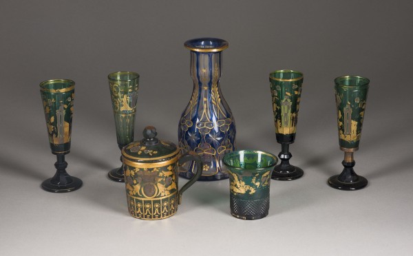 Bild SAMMLUNG VON VIER FLÖTEN, EINEM BECHER, EINER DECKELTASSE SOWIE EINER KARAFFE