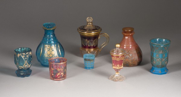 Bild SAMMLUNG VON ZWEI KARAFFEN, FÜNF BECHERN SOWIE EINER DECKELTASSE