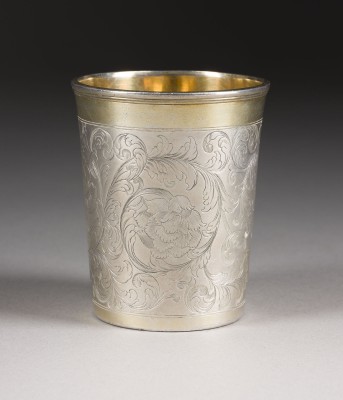 Bild BECHER MIT GRAVURDEKOR: BLATT- UND BLÜTENRANKEN