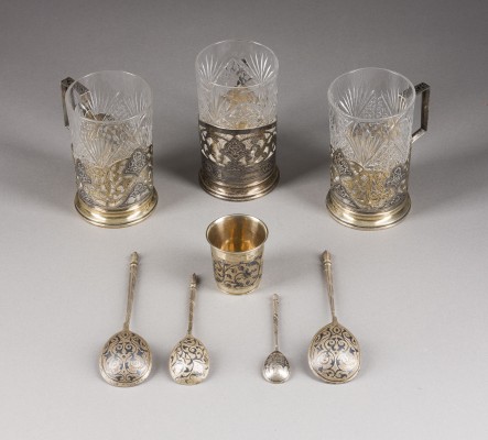 Bild SAMMLUNG VON VIER NIELLO-LÖFFELN, EINEM BECHER UND DREI TEEGLASHALTERN