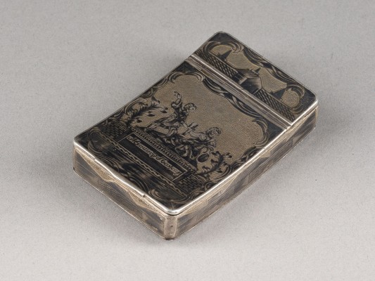 Picture NIELLO-SCHNUPFTABAKDOSE / PUDERETUI MIT KRIEGSTROPHÄEN UND DEM MININ-UND-POSCHARSKI-DENKMAL