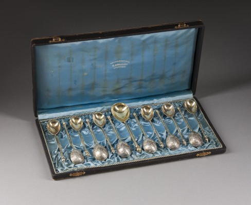 Bild SATZ VON 13 LÖFFELN MIT GRAVIERTEM BLATTWERK IM ETUI