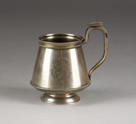Auktion 156<br>HENKELTASSE MIT GRAVURMONOGRAMM UND DATIERUNG '1861 - 1911'