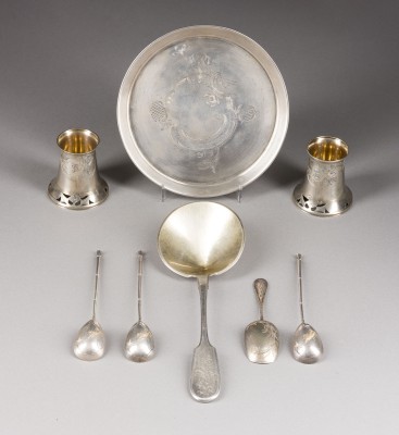 Picture ZWEI BECHER, TABLETT UND FÜNF VORLEGER MIT GRAVURDEKOR