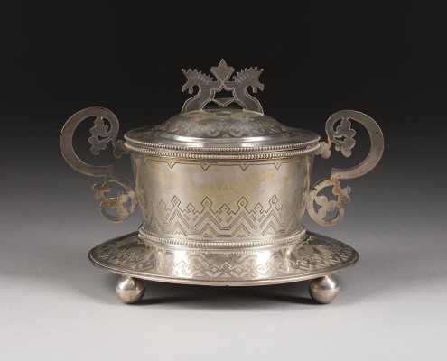 Bild DECKELDOSE IM PAN-SLAWISCHEN STIL MIT GRAVURMONOGRAMM