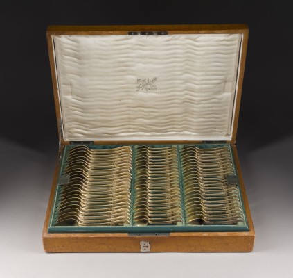 Auktion 156<br>120-TEILIGES SPEISEBESTECK MIT KLASSIZISTISCHEM RELIEFDEKOR IM ORIGINALKASTEN