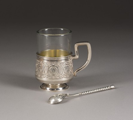 Auktion 156<br>SEHR FEINE TEEGLAS-HALTER MIT LÖFFEL IM ORIGINAL-ETUI