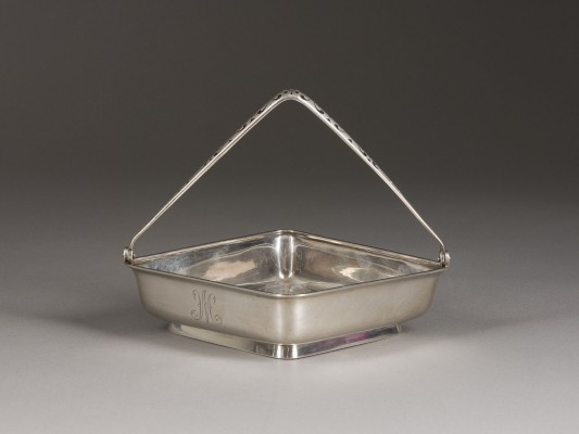 Picture GROSSE HENKEL-SCHALE MIT GRAVURMONOGRAMM