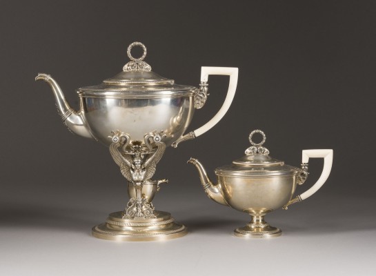 Auktion 156<br>SEHR FEINES UND MASSIVES FABERGÉ-TEE-SET: HEISSWASSER-KESSEL UND TEEKANNE MIT TEESIEB*