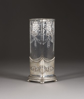 Bild SILBERMONTIERTE VASE MIT PALMETTEN UND GRAVURMONOGRAMM