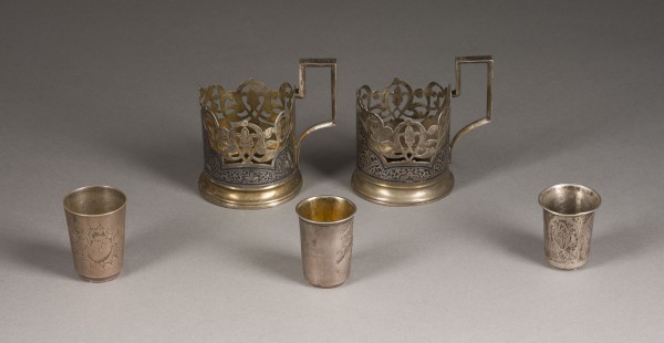 Picture DREI WODKABECHER UND ZWEI NIELLO-TEEGLASHALTER