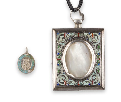 Bild ZWEI CLOISONNÉ-EMAIL-ANHÄNGER