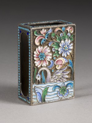 Auktion 156<br>CLOISONNÉ-EMAIL-STREICHHOLZETUI MIT SCHWAN