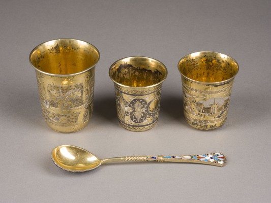 Bild CLOISONNÉ-EMAIL-LÖFFEL UND DREI BECHER