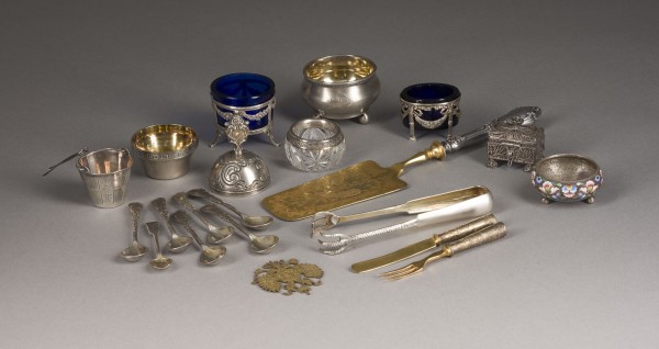 Bild SAMMLUNG VON SECHS SALIÈREN, EINER TISCHGLOCKE, EINEM TEESIEB, EINER ZUCKERZANGE, DEM DOPPELKOFADLER UND ZEHN BESTECKTEILEN