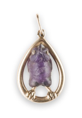 Auktion 156<br>FEINER ANHÄNGER IN FORM EINES KÜKENS