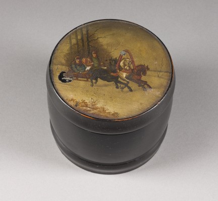 Auktion 156<br>LACKDOSE MIT TROIKA