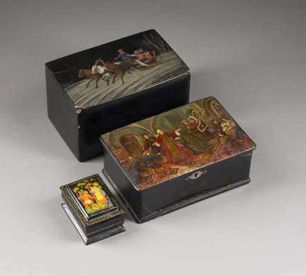 Auction 156<br>SAMMLUNG VON DREI LACKDOSEN: TROIKA, 'BLINDE KUH SPIEL' SOWIE 'LJUDMILA'