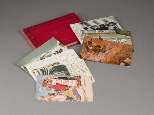 Auktion 156<br>ALBUM MIT MOSKAU-ANSICHTEN SOWIE SIEBEN POSTKARTEN