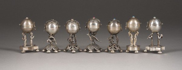 Bild SAMMLUNG VON SIEBEN BESAMIM-GEWÜRZDOSEN