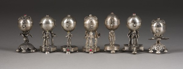 Bild SAMMLUNG VON SIEBEN BESAMIM-BÜCHSEN MIT MUSIKANTEN UND ADLERN