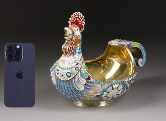 Auction 156<br>SEHR GROSSER CLOISONNÉ-EMAIL-KOWSCH IN FORM EINES HAHNES