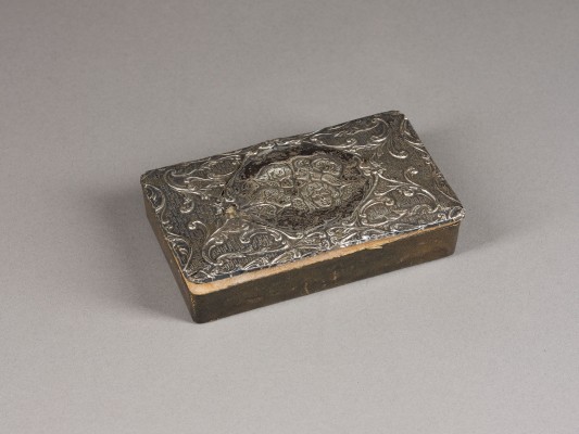 Auktion 156<br>SCHATULLE MIT SILBERDECKEL MIT CHERUBIM