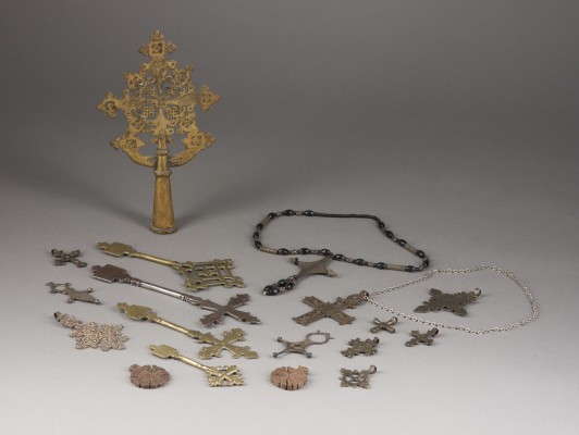 Bild SAMMLUNG VON DREI HANDKREUZEN, 14 KREUZANHÄNGERN UND EINEM PROZESSIONSKREUZ DER KOPTEN UND BERBER