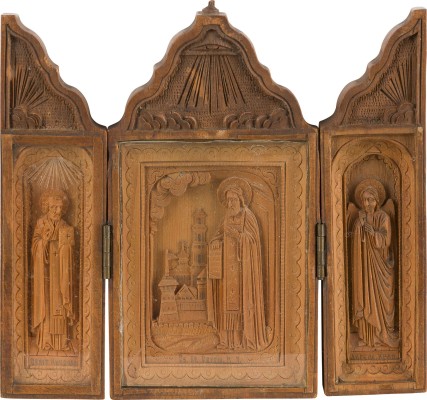 Auktion 156<br>KLEINES TRIPTYCHON MIT DEM HEILIGEN SERGEJ VON RADONESCH FLANKIERT VON DEN HEILIGEN NIKOLAUS VON MYRA UND DEM SCHUTZENGEL