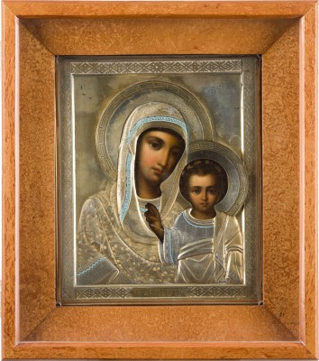 Bild IKONE MIT DER GOTTESMUTTER VON KASAN (KASANSKAJA) MIT CHAMPLEVÉ-EMAIL-OKLAD IM KIOT
