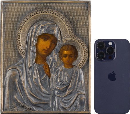 Auktion 156<br>GROSSE IKONE MIT DER GOTTESMUTTER VON KASAN (KASANSKAJA) MIT VERMEIL-OKLAD