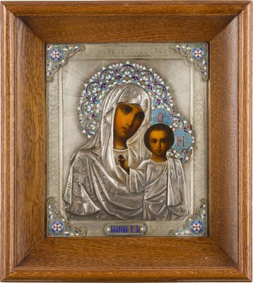 Bild IKONE MIT DER GOTTESMUTTER VON KASAN (KASANSKAJA) MIT CLOISONNÉ-EMAIL-OKLAD IM KIOT