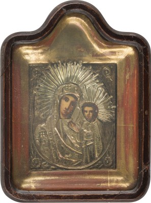Auktion 156<br>ZWEI IKONEN: KLEINE IKONE MIT DER GOTTESMUTTER VON KASAN (KASANSKAJA) MIT OKLAD IM KIOT UND VIER HEILIGE