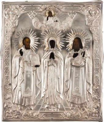 Bild IKONE MIT DER HEILIGEN ANNA, DER PROPHETIN, FLANKIERT VON DEN HEILIGEN NIKOLAUS VON MYRA UND BASILIUS DEM GROSSEN MIT SILBER-OKLAD