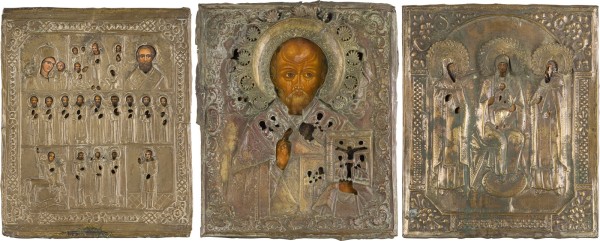 Auction 156<br>DREI IKONEN MIT OKLAD: GOTTESMUTTER PETSCHERSKAJA, HEILIGER NIKOLAUS VON MYRA UND MEHRFELDER-IKONE