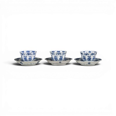 Auction 159<br>DREI PAARE BLAU-WEISSER TASSEN MIT UNTERTASSEN