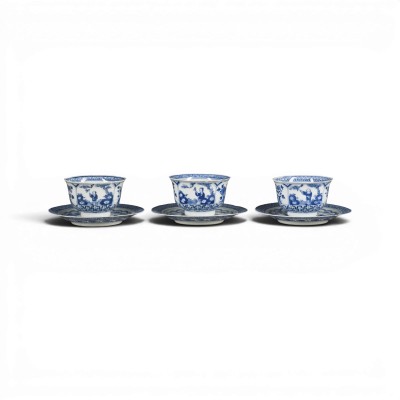 Auction 159<br>DREI PAARE BLAU-WEISSER TASSEN MIT UNTERTASSEN